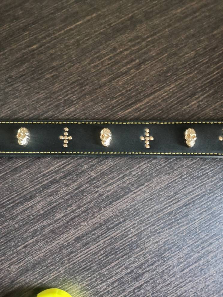 Handstitched leather dog collar with skulls and rivets, handcrafted leather dog collar handstitched with a wax thread,  collar for a big dog